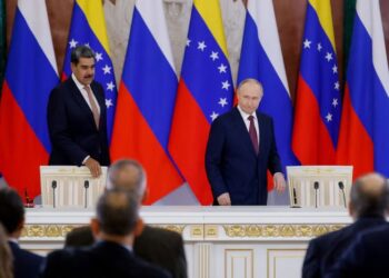 روسيا تجلي عائلات دبلوماسييها من فنزويلا وسط تصاعد التوتر 2025