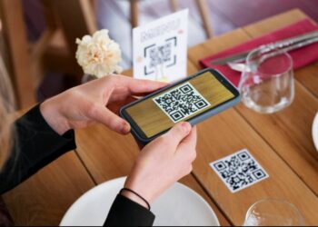 احذر فخ «الباركود» في المطاعم والفنادق… نقرة واحدة قد تُفرغ حسابك البنكي 2025