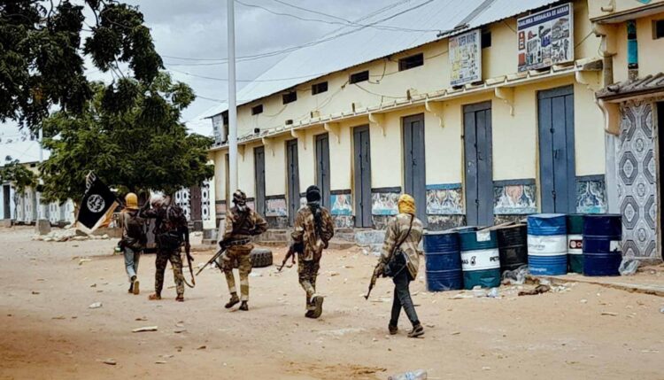 مقديشو تحت التهديد.. حركة الشباب تقطع طريق الإمداد الساحلي وتستولي على "جاباد غودان" 2025