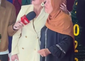 والدة الفنانة المصرية " ريهام عبدالغفور" تظهر بالحجاب وتدعم ابنتها بعد أزمة صورتها الخادشة للحياء 2025