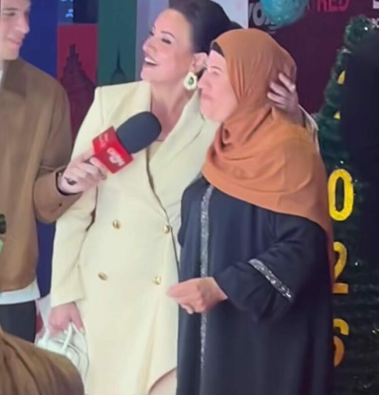 والدة الفنانة المصرية " ريهام عبدالغفور" تظهر بالحجاب وتدعم ابنتها بعد أزمة صورتها الخادشة للحياء 2025