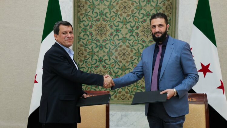 بعد اتفاق مارس.. عبدي يرهن الحل الدائم في سوريا بـ "لامركزية دستورية" تضمن حقوق المكونات 1 بعد اتفاق مارس.. عبدي يرهن الحل الدائم في سوريا بـ "لامركزية دستورية" تضمن حقوق المكونات 2025