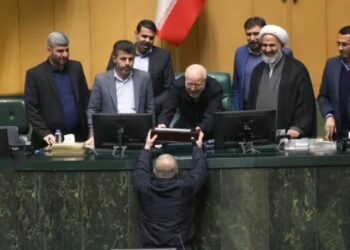 إيران تقدم ميزانية 2026 بإجراءات تقشفية حادة وسط أزمة اقتصادية خانقة 2025