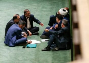 إيران تغرق في أزمة اقتصادية: البرلمان يعقد جلسة مغلقة مع كبار المسؤولين لمواجهة التضخم وفشل السياسات 2025
