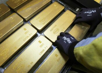 الذهب والفضة في أعلى مستوياتها: المستثمرون يبحثون عن الملاذ الآمن 2025