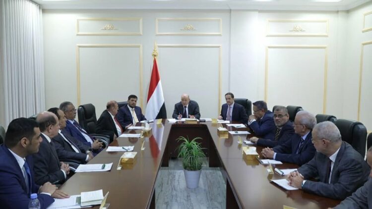 اليمن: مجلس الدفاع الوطني يعقد اجتماعاً طارئاً برئاسة العليمي رداً على تصعيد الانتقالي 2025