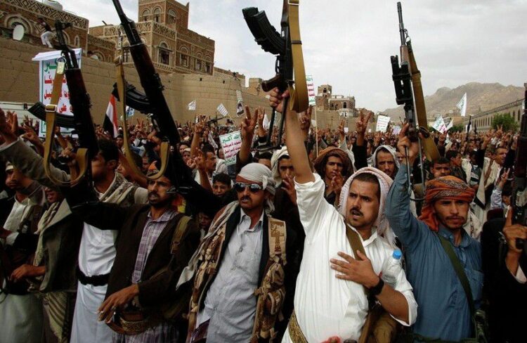 اليمن : العليمي يطلب تدخلاً عاجلاً من التحالف العربى .. وأنباء عن تحركات عسكرية في شرق اليمن 2025