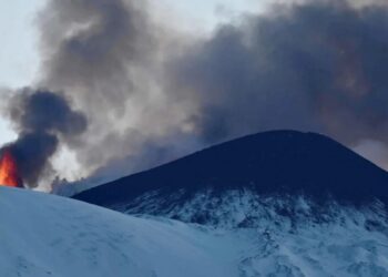 تحذير "أحمر" للملاحة الجوية بعد ثوران بركان "إتنا".. والرماد يهدد مطارات صقلية 2025