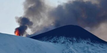 تحذير "أحمر" للملاحة الجوية بعد ثوران بركان "إتنا".. والرماد يهدد مطارات صقلية 2025