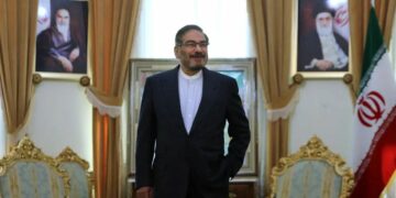 أول رد إيراني على تهديد ترامب: شمخاني يحذر من رد قوي وفوري 2025