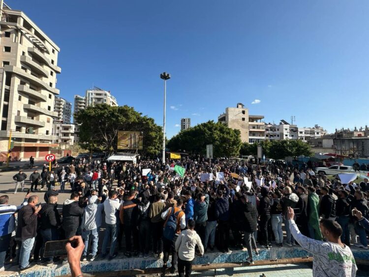 دماء في الساحل السوري.. سلطة الشرع تواجه تظاهرات الفيدرالية بالرصاص الحي والمدرعات "فيديو" 2025