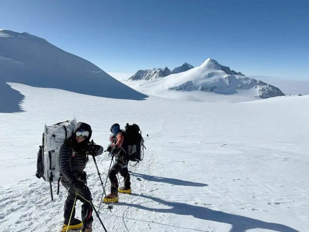فاطمة العوضي.. أصغر وأول امرأة عربية تتسلق قمة فينسون في القارة القطبية الجنوبية 3 فاطمة العوضي.. أصغر وأول امرأة عربية تتسلق قمة فينسون في القارة القطبية الجنوبية 2026