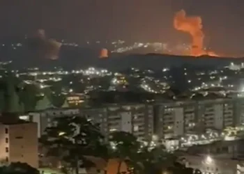 انفجارات كاراكاس تفضح لعبة أمريكا : من يقصف فنزويلا حقًا؟ 2026