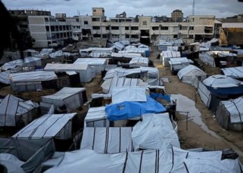 خيام غزة تتطاير وتغرق.. الدفاع المدني يحذر من "كارثة محققة" تهدد آلاف النازحين جراء المنخفض الجوي 2026