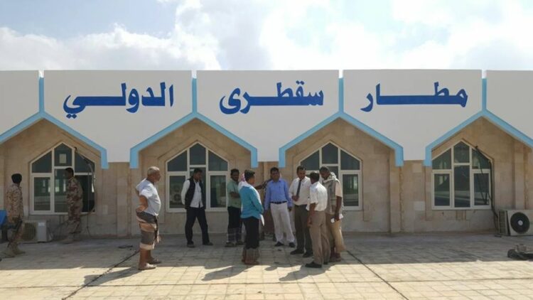 توتر عسكري في سقطرى.. التحالف يوجه بإنذار لإخلاء المواقع الإماراتية والانتقالي ينشر مدرعاته في المطار والميناء 2026