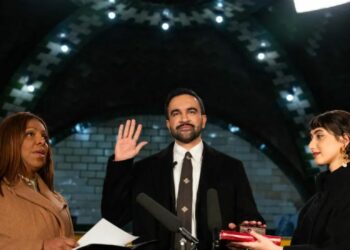 زهران ممداني يؤدي اليمين على المصحف ليصبح أول رئيس بلدية مسلم لنيويورك 2026