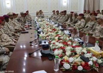 عدن تشهد اجتماعًا عسكريًا استثنائيًا لتوحيد الجهود ضد الحوثيين وتعزيز الأمن الوطني 2026