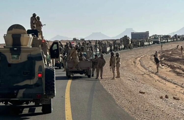 حضرموت تشتعل ميدانيًا وسياسيًا: عملية عسكرية مدعومة جويًا تنزع المعسكرات من «الانتقالي» وتحذيرات إقليمية من انفجار الجنوب 2026