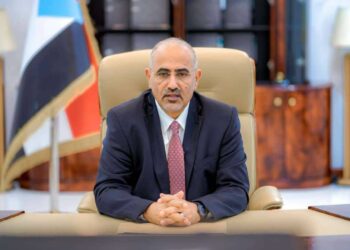 تحت ضغط استعادة المعسكرات في حضرموت… الزبيدي يهدد بالانفصال ويصعّد سياسيًا 2026