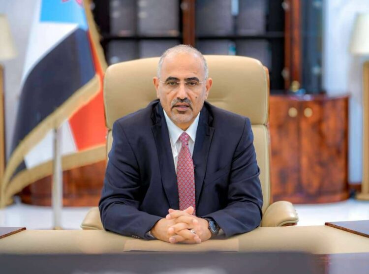 تحت ضغط استعادة المعسكرات في حضرموت… الزبيدي يهدد بالانفصال ويصعّد سياسيًا 2026