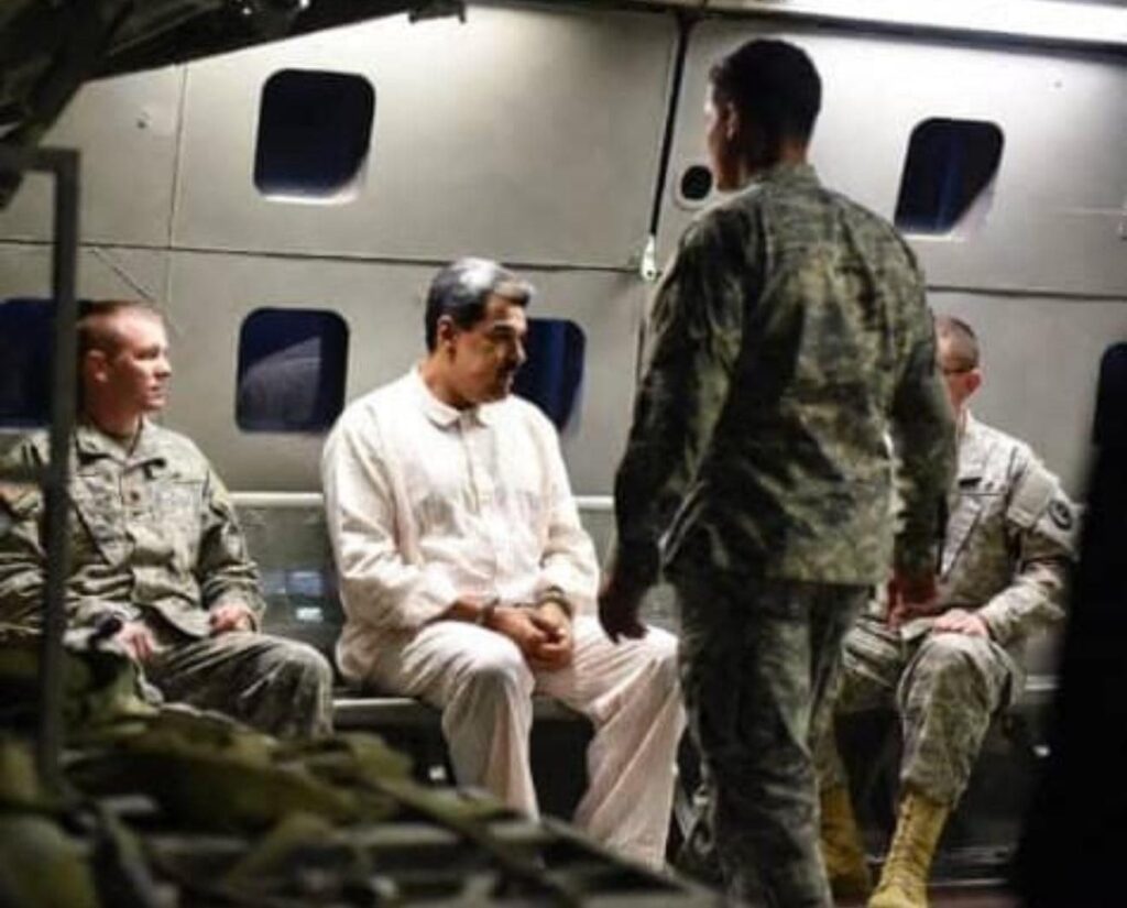 ترامب يُعلن الوصاية الأمريكية على فنزويلا وينشر الصورة الأولى لـ "مادورو" مكبلاً على متن سفينة حربية 2026