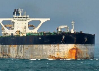 صراع "الأساطيل الخفية" يشتعل.. واشنطن تحتجز ناقلة نفط روسية في الأطلسي وموسكو تندد بانتهاك القانون البحري 7 صراع "الأساطيل الخفية" يشتعل.. واشنطن تحتجز ناقلة نفط روسية في الأطلسي وموسكو تندد بانتهاك القانون البحري 2026