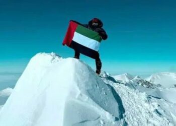 فاطمة العوضي.. أصغر وأول امرأة عربية تتسلق قمة فينسون في القارة القطبية الجنوبية 2026