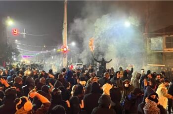 إيران في "عزلة رقمية" وتأهب لخطاب خامنئي 2026