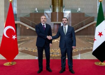 سوريا : أنقرة تتحرك بين دمشق وواشنطن لاحتواء انفجار حلب.. جدل تركي داخلي حول الحوار مع “قسد” 7 سوريا : أنقرة تتحرك بين دمشق وواشنطن لاحتواء انفجار حلب.. جدل تركي داخلي حول الحوار مع “قسد” 2026