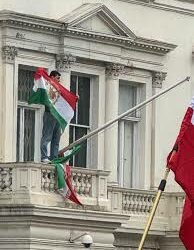 أستراليا: إنزال علم الجمهورية الإسلامية ورفع "الأسد والشمس" فوق سفارة إيران في كانبرا 2026