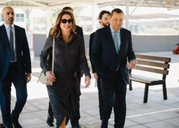 بإطلالة عملية أنيقة.. الملكة رانيا تبهر الأنظار في مدينة "السلط" وتشيد بدور المرأة بمصنع أدوية الحكمة 2026