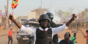 أوغندا في "حبس أنفس" مع انطلاق الانتخابات: بوبي واين يتحدى قبضة موسيفيني المستمرة منذ 40 عاماً 2026