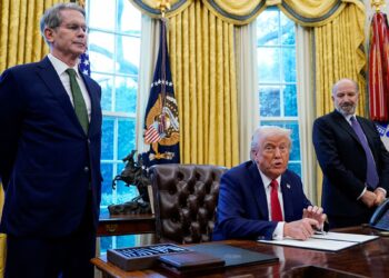 "الهرب من سفينة غارقة".. وزير الخزانة الأمريكي يكشف عن هروب جماعي لأموال قادة إيران 2026