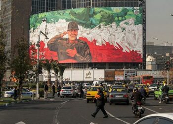 إيران تهدد القواعد الأمريكية بالشرق الأوسط وواشنطن تسحب قواتها تحسباً لأي هجوم 2026