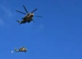 تحطّم مروحية عسكرية إسرائيلية جنوب الضفة الغربية أثناء نقلها بمروحية أخرى . فيديو وصور 2026