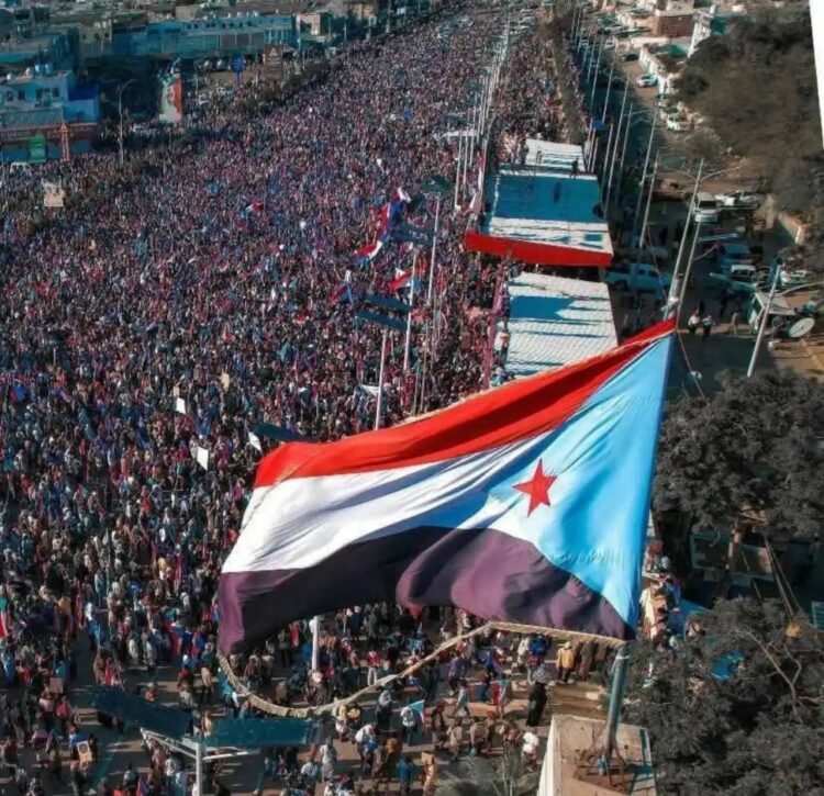 اليمن : حشود غير مسبوقة في عدن ترفض أي حل للمجلس الانتقالي وتدافع عن الإعلان الدستورى 2026