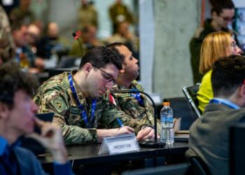 ما هى حقيقة الصور التي أظهرت ضباطًا مصريين في قاعدة أمريكي أمريكية بإسرائيل 2026