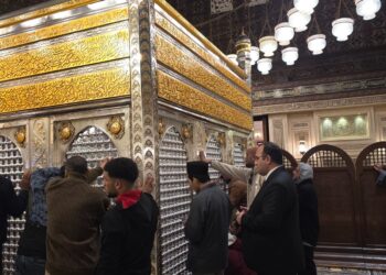 عمر رحمون في "مقام الحسين" بالقاهرة.. زيارة تشعل صراعا سوريا في مصر 2026