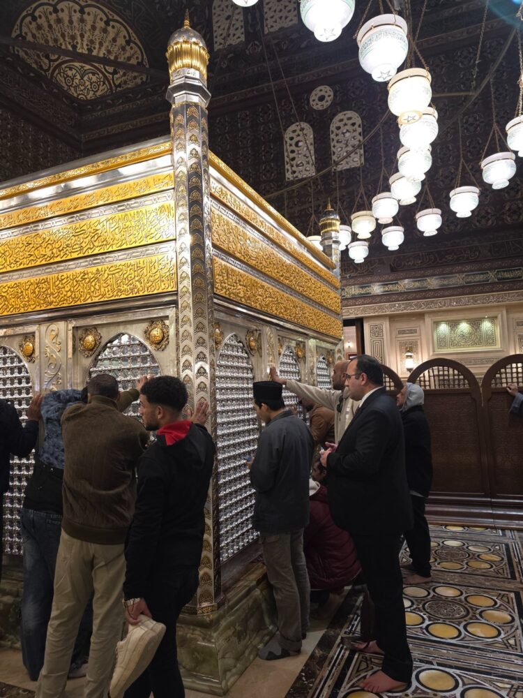 عمر رحمون في "مقام الحسين" بالقاهرة.. زيارة تشعل صراعا سوريا في مصر 2026