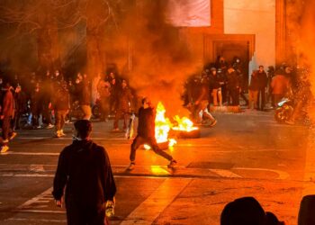 "غادروا فوراً".. تسونامي تحذيرات دولية يطالب الرعايا الأجانب بالخروج من إيران مع اقتراب هجوم أمريكي 2026