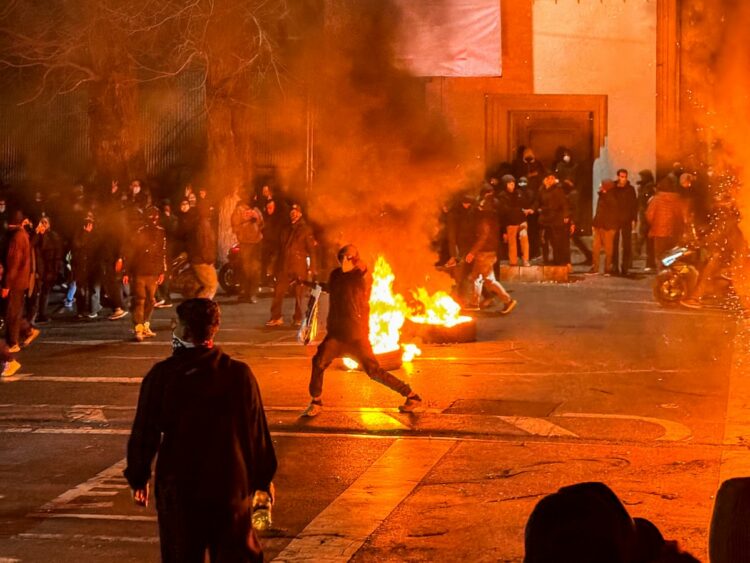 "غادروا فوراً".. تسونامي تحذيرات دولية يطالب الرعايا الأجانب بالخروج من إيران مع اقتراب هجوم أمريكي 1 "غادروا فوراً".. تسونامي تحذيرات دولية يطالب الرعايا الأجانب بالخروج من إيران مع اقتراب هجوم أمريكي 2026