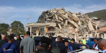 ATTIVAZIONE DEI SOCCORSI DOPO IL TERREMOTO IN VENEZUELA BOMBEROS VIGILI DEL FUOCO SOCCORSO TERREMOTI DISASTRO NATURALE CROLLO CROLLI EDIFICI CROLLATI