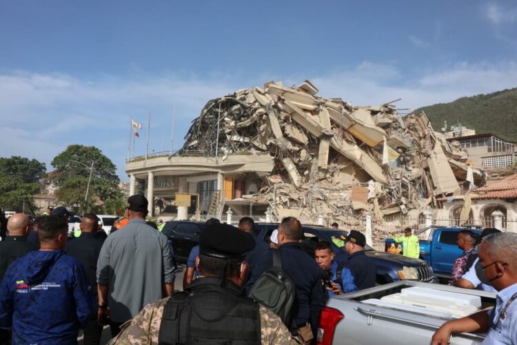 ATTIVAZIONE DEI SOCCORSI DOPO IL TERREMOTO IN VENEZUELA BOMBEROS VIGILI DEL FUOCO SOCCORSO TERREMOTI DISASTRO NATURALE CROLLO CROLLI EDIFICI CROLLATI